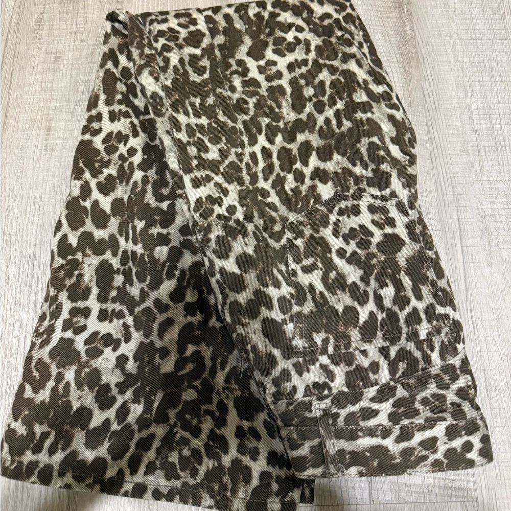 Low Rise Leapord print denim